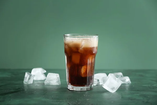 Verre Soda Avec Glace Sur Table — Photo