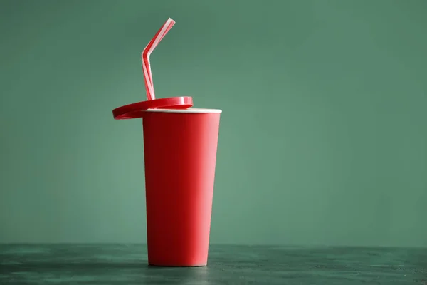 Паперова Чашка Смачної Содової Кольоровому Столі — стокове фото