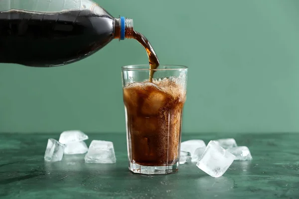 Menuang Soda Dalam Gelas Atas Meja — Stok Foto