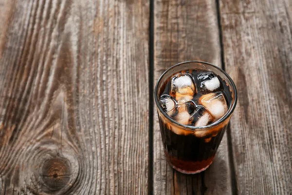 Sodalı buz ahşap masa üstünde bardak