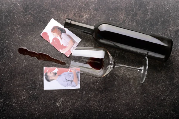 Empty Glass Wine Bottle Torn Photo Happy Couple Dark Table — Stock Photo, Image