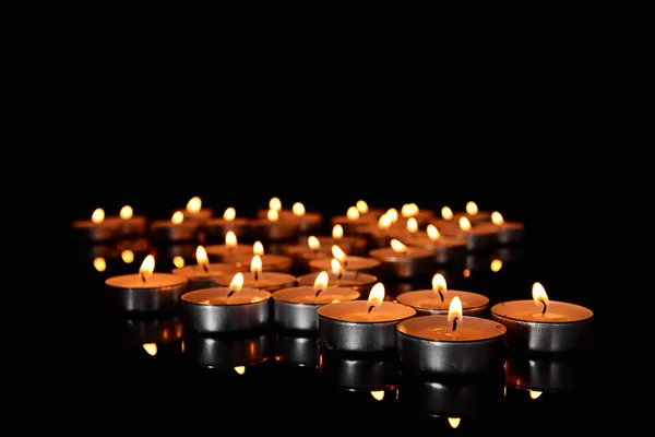 在黑暗的背景上燃烧着美丽的蜡烛 — 图库照片