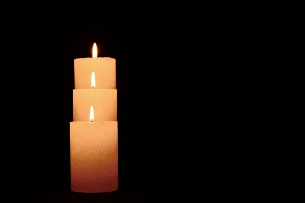 Hermosas Velas Encendidas Sobre Fondo Oscuro —  Fotos de Stock