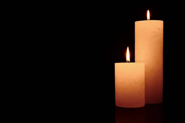 Hermosas Velas Encendidas Sobre Fondo Oscuro —  Fotos de Stock