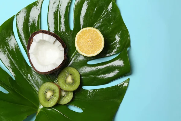 Yeşil tropikal yaprak ve meyve renk arka plan üzerinde