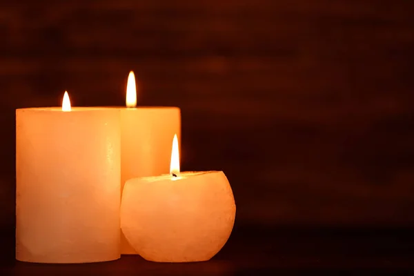 Hermosas Velas Encendidas Mesa Sobre Fondo Oscuro — Foto de Stock