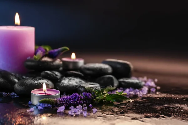 キャンドル スパ石 暗い背景の上に花 — ストック写真