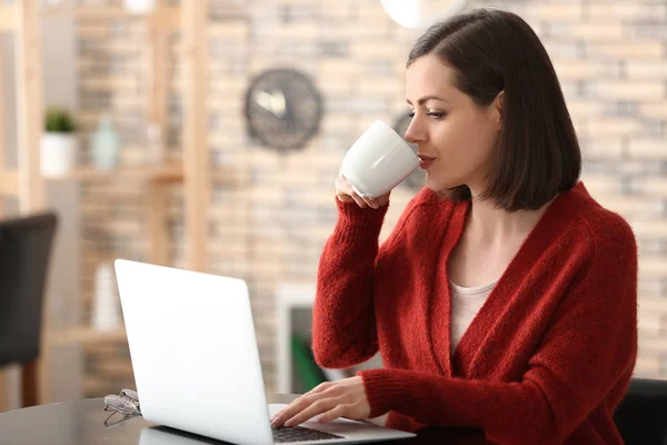 Young Woman Drinking Coffee While Working Laptop Home — Stock Photo, Image