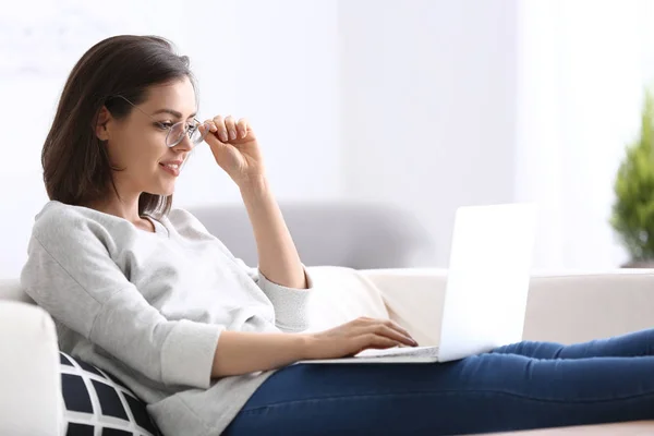 Young Woman Working Laptop Home — Stock Photo, Image