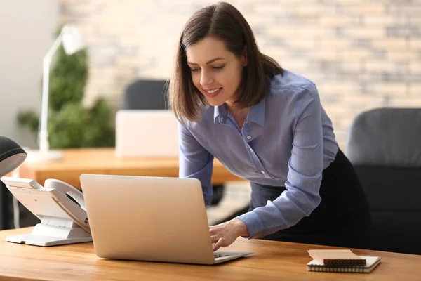 Jovem Mulher Trabalhando Com Laptop Escritório — Fotografia de Stock