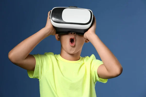 Netter Junge Mit Virtual Reality Brille Auf Farbigem Hintergrund — Stockfoto