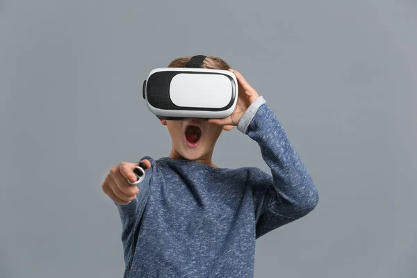 Netter Junge Mit Virtual Reality Brille Auf Grauem Hintergrund — Stockfoto