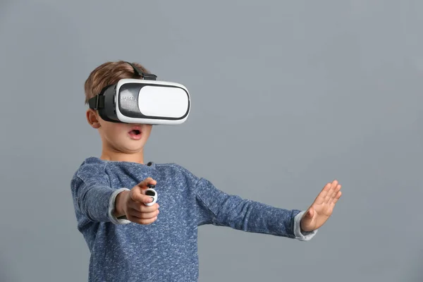 Netter Junge Mit Virtual Reality Brille Auf Grauem Hintergrund — Stockfoto