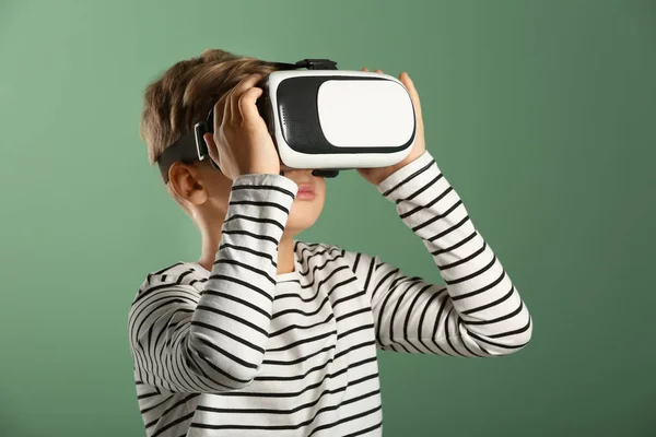 Netter Junge Mit Virtual Reality Brille Auf Farbigem Hintergrund — Stockfoto