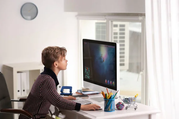 Bonito Menino Jogando Jogo Computador Casa — Fotografia de Stock