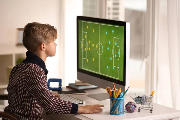 Netter Kleiner Junge Spielt Computerspiel Hause — Stockfoto