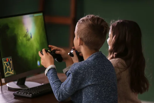 可爱的小孩在家玩电脑游戏 — 图库照片