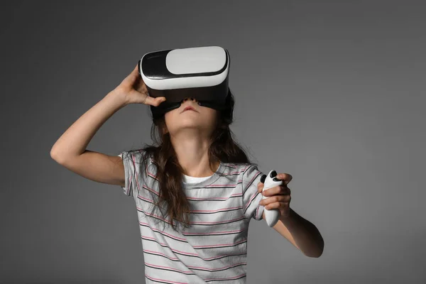 Nettes Mädchen Mit Virtual Reality Brille Auf Grauem Hintergrund — Stockfoto