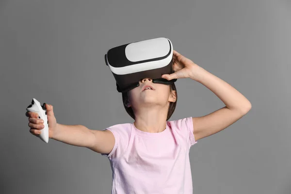 Nettes Mädchen Mit Virtual Reality Brille Auf Grauem Hintergrund — Stockfoto