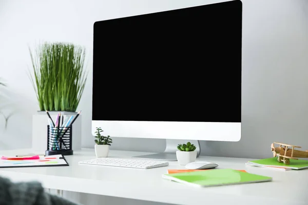 Elegante Lugar Trabajo Con Computadora Moderna — Foto de Stock