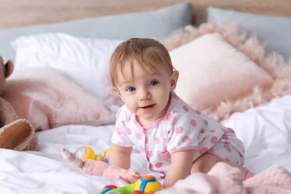 Porträt Eines Süßen Kleinen Babys Heimischen Bett — Stockfoto