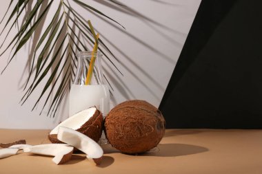 Hindistan cevizi suyu ahşap masa üzerinde şişe