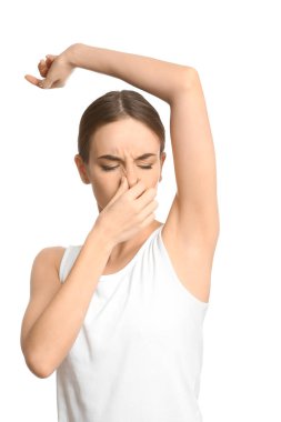 Güzel ve genç birbayan duygu beyaz arka plan üzerinde ter kokusu. Deodorant kullanmanın kavramı
