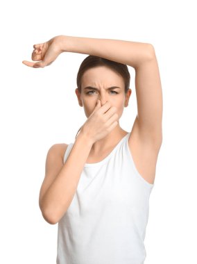 Güzel ve genç birbayan duygu beyaz arka plan üzerinde ter kokusu. Deodorant kullanmanın kavramı