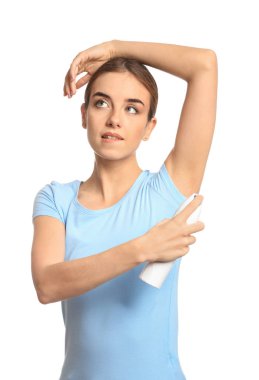 Beyaz arka plan deodorant olan güzel kadın