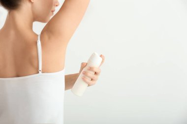 Açık renkli deodorant olan güzel kadın