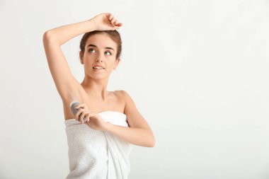 Açık renkli deodorant olan güzel kadın