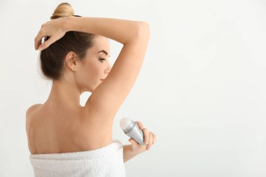 Açık renkli deodorant olan güzel kadın