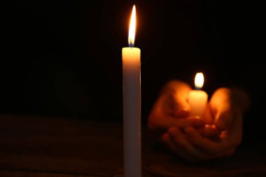 Güzel mum masaya karanlıkta yanan.