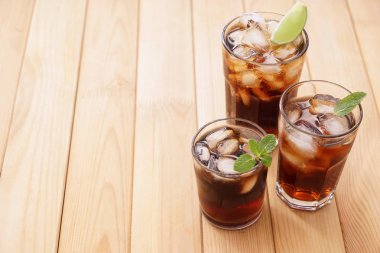 Ahşap masa üzerinde lezzetli soğuk kola bardak