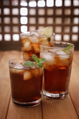 Ahşap masa üzerinde lezzetli soğuk kola bardak