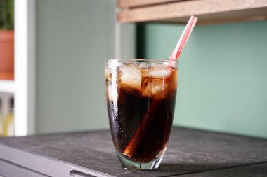 Lezzetli soğuk kola içecek karanlık masada bardak