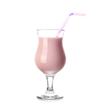 Beyaz arka planda bir bardak lezzetli milkshake.