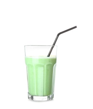 Beyaz arka planda bir bardak lezzetli milkshake.