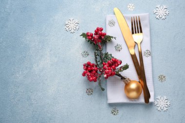 Gri arka plan üzerinde Noel dekorasyonu ile çatal bıçak takımı