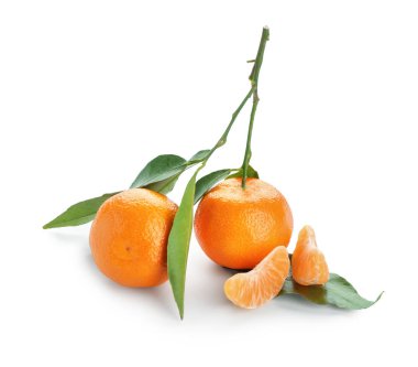 Beyaz zemin üzerine lezzetli sulu mandalina