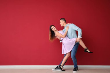 Genç çift renk duvara yakın dans