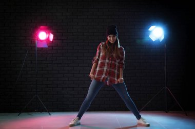 Genç kadın kulüpte dans