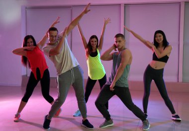 Genç insanlar stüdyoda dans ekip