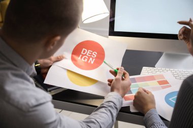 Ofiste yeni logo üzerinde çalışan tasarımcıları