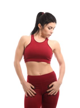 Beyaz arka planda sportif kaslı kadın
