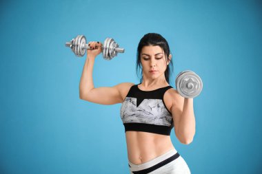 Renkli halterli spor kaslı kadın.