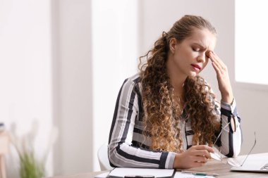 İş kadını ofiste çalışan kötü görme ile