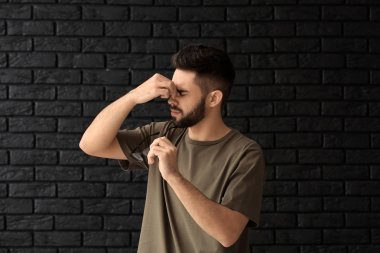 Karanlık tuğla zemin üzerine kötü görme olan adam portresi