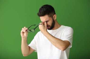 Renk arka plan üzerinde kötü görme olan adam portresi