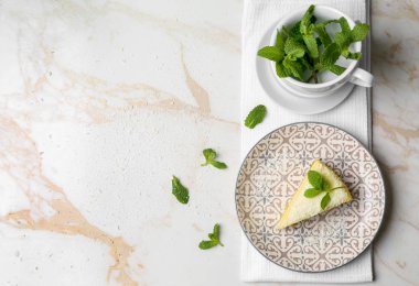 Dilim masa lambası üzerinde lezzetli pasta plaka